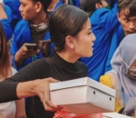 Terjun Langsung Bagikan 3000 Nasi ke Mahasiswa yang Demo