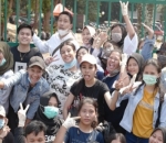 Tak Lupa Abadikan Momen Bersama Fans yang Terlibat dalam Aksi Ini