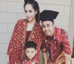 Serasi Pakai Batik Saat Hadiri Wisuda Play Group Rafathar