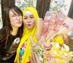 Via Vallen Hadiahkan Buket Uang Untuk Sang Bunda