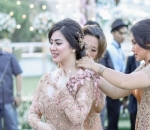 Felicya Angelista Dipakaikan Perhiasan Seserahan Oleh Calon Ibu Mertua