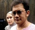 Hanung Bramantyo dan Zaskia Adya Mecca Melayat ke Rumah Duka BCL-Ashraf Sinclair di Pejaten, Jakarta