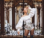 Abigail Tampak Elegan Dalam Balutan Busana Putih dan Sepatu Boots