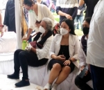Mutia Ayu Setia Antarkan Glenn Fredly ke Peristirahatan Terakhir