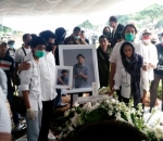 Kerabat Hadir Di Pemakaman Glenn Fredly Dengan Nuansa Pakaian Hitam Putih