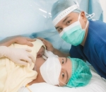 Momen Pertama Chelsea Olivia Menggendong Sang Putra