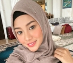 Aurel Tampil Kasual Dengan Hijab Segi Empat
