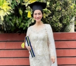 Felicya Angelista Raih Gelar Sarjana Ekonomi