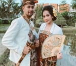 Pesona Nagita dan Raffi menggunakan baju adat bali