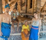 Raffi dan Nagita foto bersama penduduk lokal