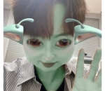 Lee Know memakai filter Alien saat selfie