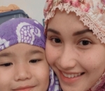 Paras Bilqis tampak teduh menggunakan mukena berwarna ungu