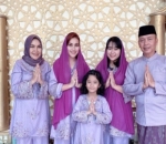 Idul Fitri tahun ini, Bilqis tampak elegan menggunakan pakaian serba ungu