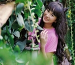 Senyum Denise ceria dan manis
