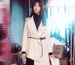 Lee Ji Ah memadukan outfit hitam favorit dengan outer pink muda