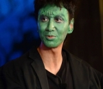 Lee Kwang soo Dandan seperti Frankenstein saat Halloween 