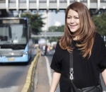 Senyum dulu sebelum naik bus <i>trans</i>Jakarta