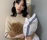 Tae Yeon Tampak Menggemaskan Membawa Bantal dan Boneka