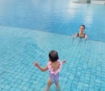 Shandy Aulia ajari renang claire