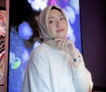 Nathalie Holscher Kenakan Baju <i>Oversize</i> Putih Polos