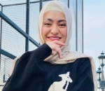 Nathalie Holscher Pakai Sweater Dipadu Jilbab Pashmina