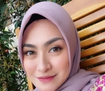 Nathalie Holscher <i>Flawless</i> Dengan Baju Motif Bunga Dan Hijab Pink 
