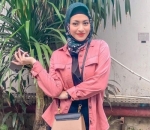 Nathalie Holscher Tampil Santai Dengan Jaket Warna Pink