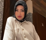 Nathalie Holscher Terlihat Menawan Dengan Baju Corduroy Putih