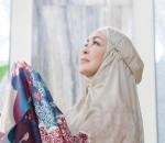 Tampak Anggun Mengenakan Mukena
