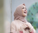 Parasnya yang Cantik dengan Senyuman Manis