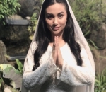 Ariel Tatum Tampil dengan Kerudung Putih