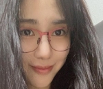 Kwon Mina Cantik Dengan Kacamata