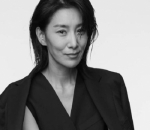 Gaya Kim Seo Hyung Sampirkan Jas ini keren maksimal