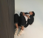 Ji Chang Wook Terbaring Santai di Lantai
