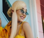 Rambut pirang dipadu <i>outfit</i> kuning cerah