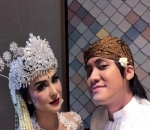Potret <i>Selfie</i> Bersama Istri Di Hari Pernikahan