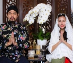 Potret bepe dan dewi kompak kenakan baju adat saat lebaran