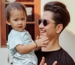 Selalu bergaya kece saat momong anak