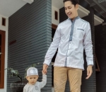 <i>Like father like son</i>, sama-sama ganteng 