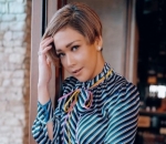 Maia dalam gaya rambut super pendek 