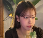 Kim chaewon berpose menggemaskan 