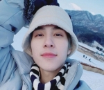 Hendery dalam balutan busana musim dingin