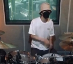<i>Charming</i>nya kebangetan saat main drum