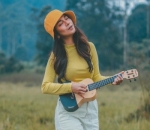 <i>Cheerful</i> saat bermain ukulele