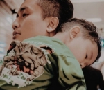 Darren tidur ganteng di pelukan denny