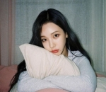 Pose imut pegang bantal