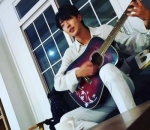 Bisa main gitar 