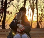 Menikmati sore hari dengan anjing