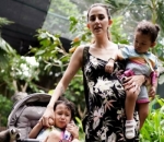 Bak <i>Strong woman</i> Dahlia Gendong Rose saat hamil besar