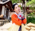 Tampil Anggun Dengan <i>Hanbok</i>
